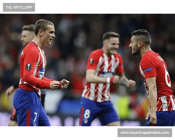 马竞球迷看台拼出巨幅马德里市旗，悼念恐袭遇难者